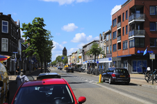 904507 Gezicht op de Amsterdamsestraatweg te Utrecht, uit het zuidoosten, ter hoogte van de Anemoonstraat (links) en ...